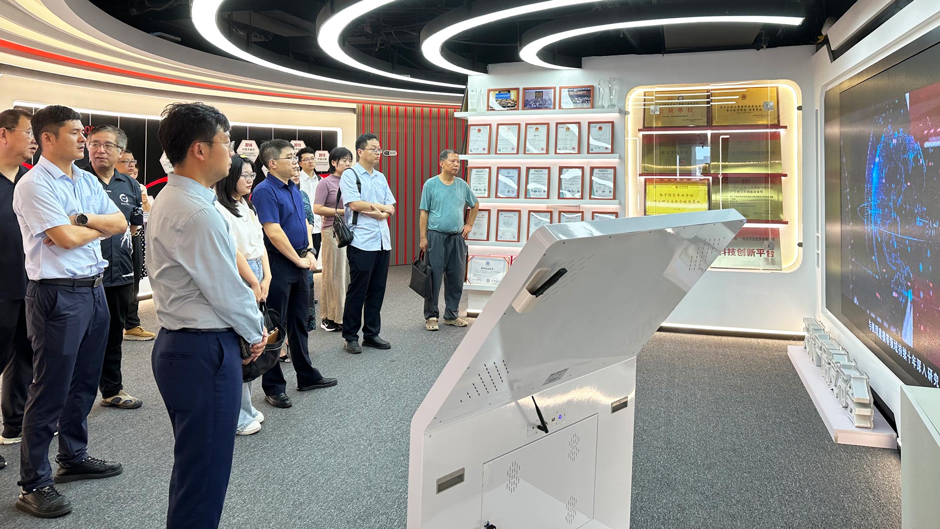 南昌市工信局及航空产业单位代表团莅临天洑考察交流