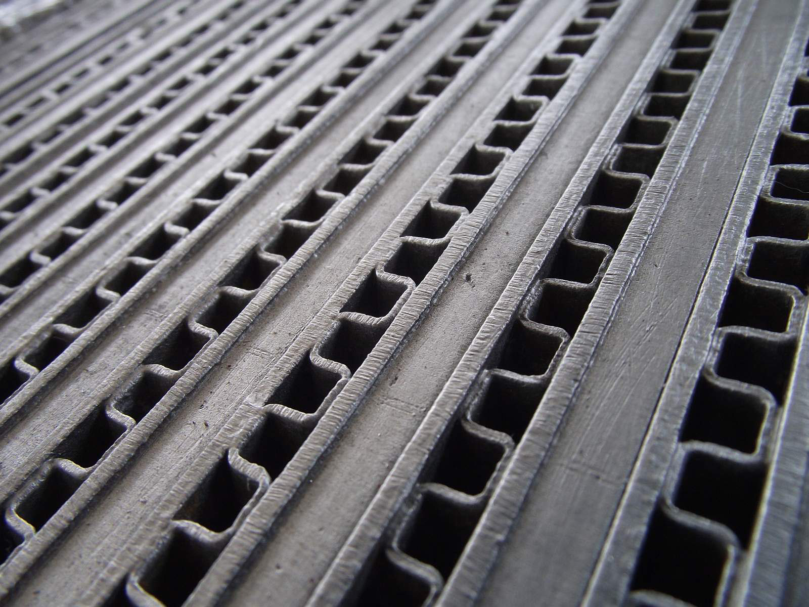 CFD仿真如何对付很薄很复杂的结构？