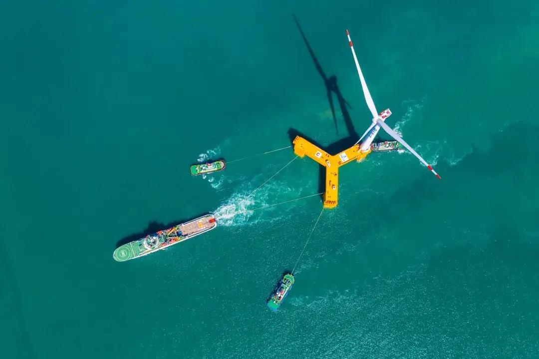 全球首台抗台风型漂浮式海上风电机组安装成功