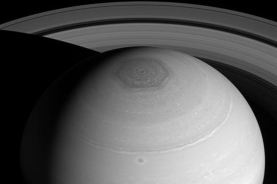 土星北极六边形：直上云霄