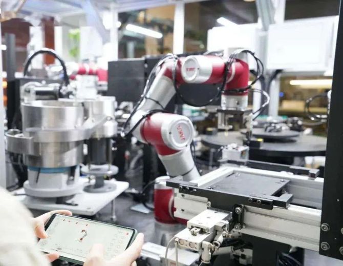 新知达人, 年复合增速200%后，柔性智能机器人如何重构生产力？