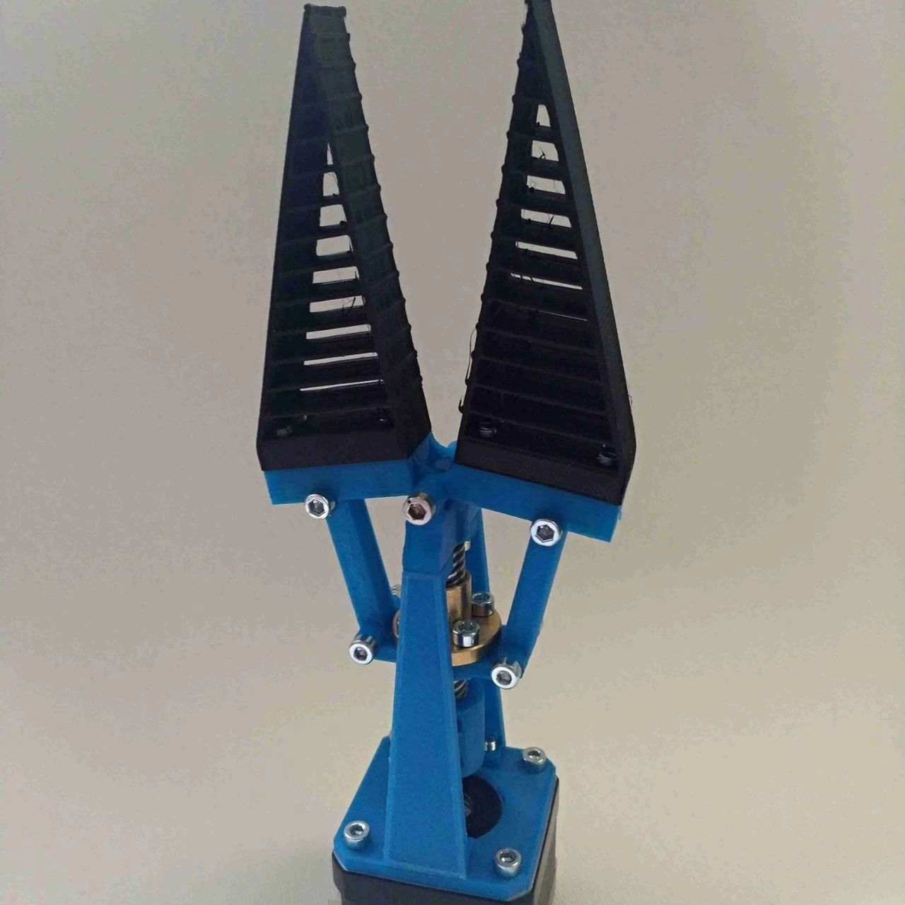【工程机械】步进电机柔性夹持器3D数模图纸 STEP格式