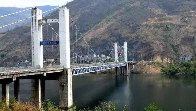 中国首座大跨径公路悬索桥服役17年后被拆除