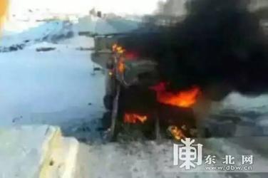 黑龙江一桥梁坍塌，货车坠落冰面起火