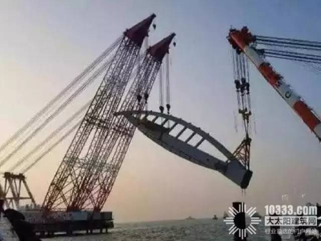 港珠澳大桥首次成功吊装3100吨“海豚”钢塔
