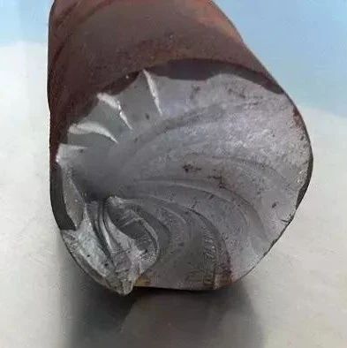 为何含碳量高的钢材容易断裂？
