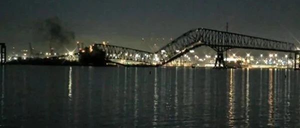 货船撞击著名的巴尔的摩大桥导致全桥坍塌