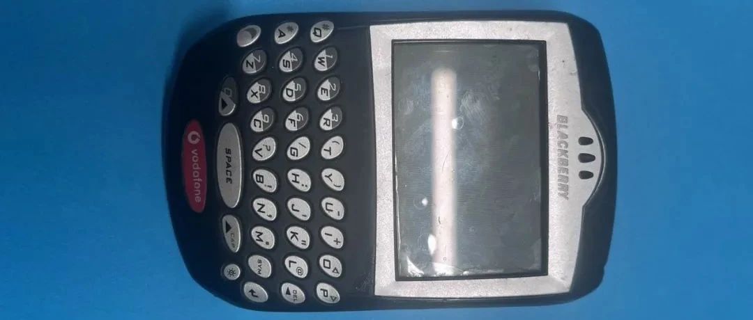 老古董手机黑莓，终于被我拆解了，一起看一下里面的电路设计怎么样？
