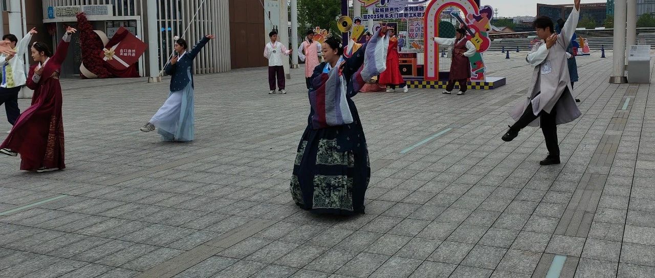 学生本科快毕业了，他告诉我，他找的工作高中生就可以做。