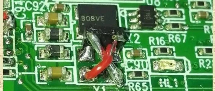 上电就炸，找了一天，发现正负电源接反了。。