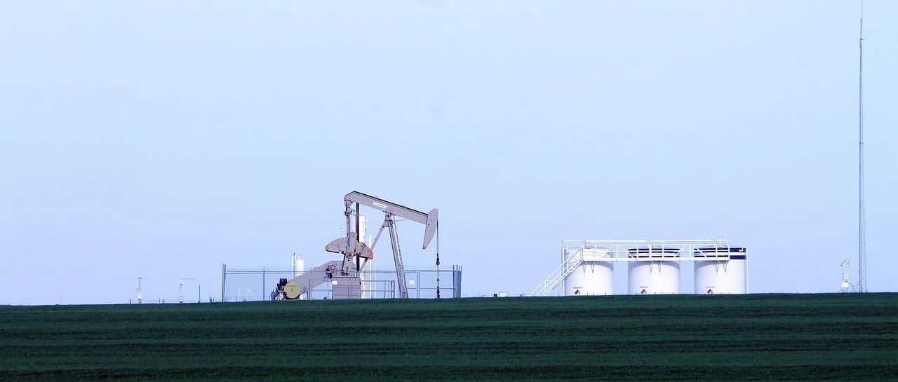 与传统垂直井相比，新钻的水平井日产量增加了50%，且推动了油田整体采收率的提升