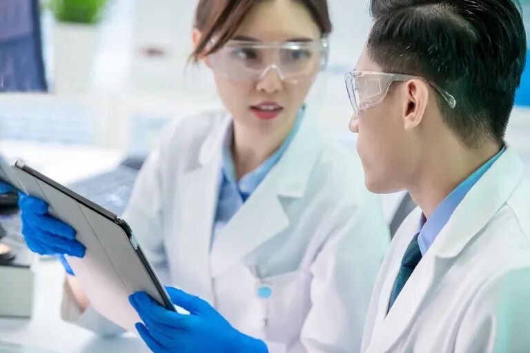 面向药物发现的 BIOVIA 虚拟孪生体验图示，展示了 AI 与仿真技术在生命科学领域的应用