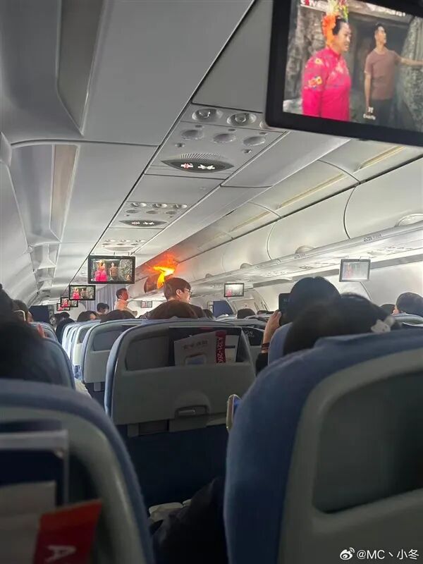 火舌喷出行李架！国航航班因旅客包内锂电池自燃备降上海