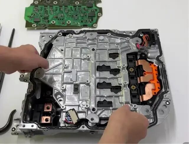 拆解小米SU7逆变器：这几个设计非常亮眼-有驾