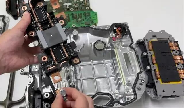 拆解小米SU7逆变器：这几个设计非常亮眼-有驾