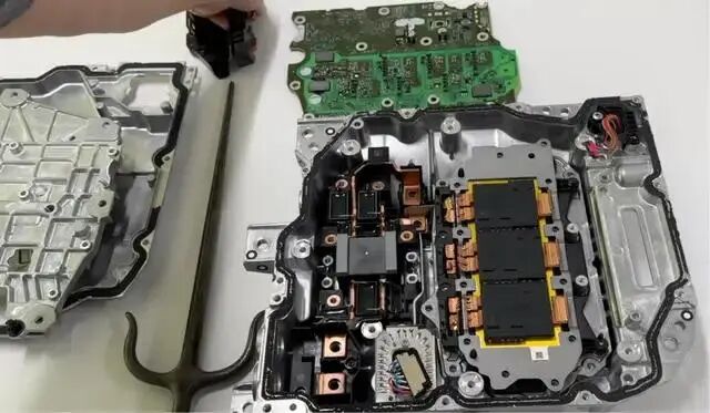 拆解小米SU7逆变器：这几个设计非常亮眼-有驾