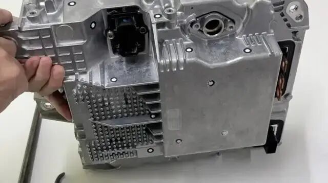 拆解小米SU7逆变器：这几个设计非常亮眼-有驾