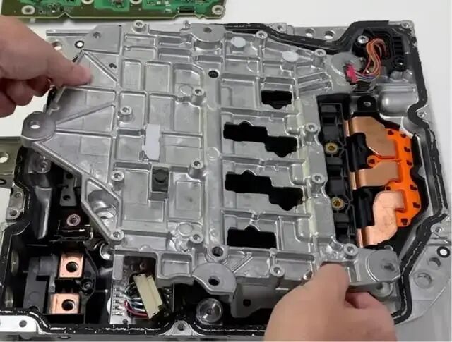 拆解小米SU7逆变器：这几个设计非常亮眼-有驾