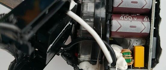 螺丝刀、水果刀、尖嘴钳齐上阵，才撬开这个67W氮化镓快充头！这用料到底算不算良心？