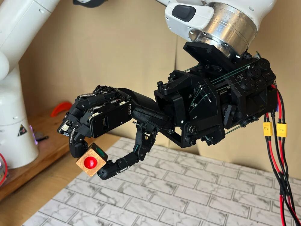图：安装在 Franka 机械臂上的 Ruka-v2 灵巧手。可见腕部、腱驱动结构及 e-flesh 柔性指尖。