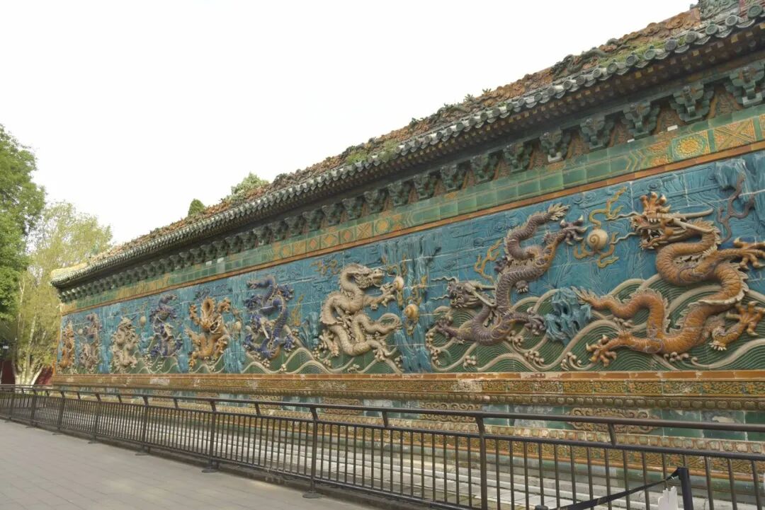 九龙壁的色彩和纹样，隔着几百年的审美，依然足够惊艳。