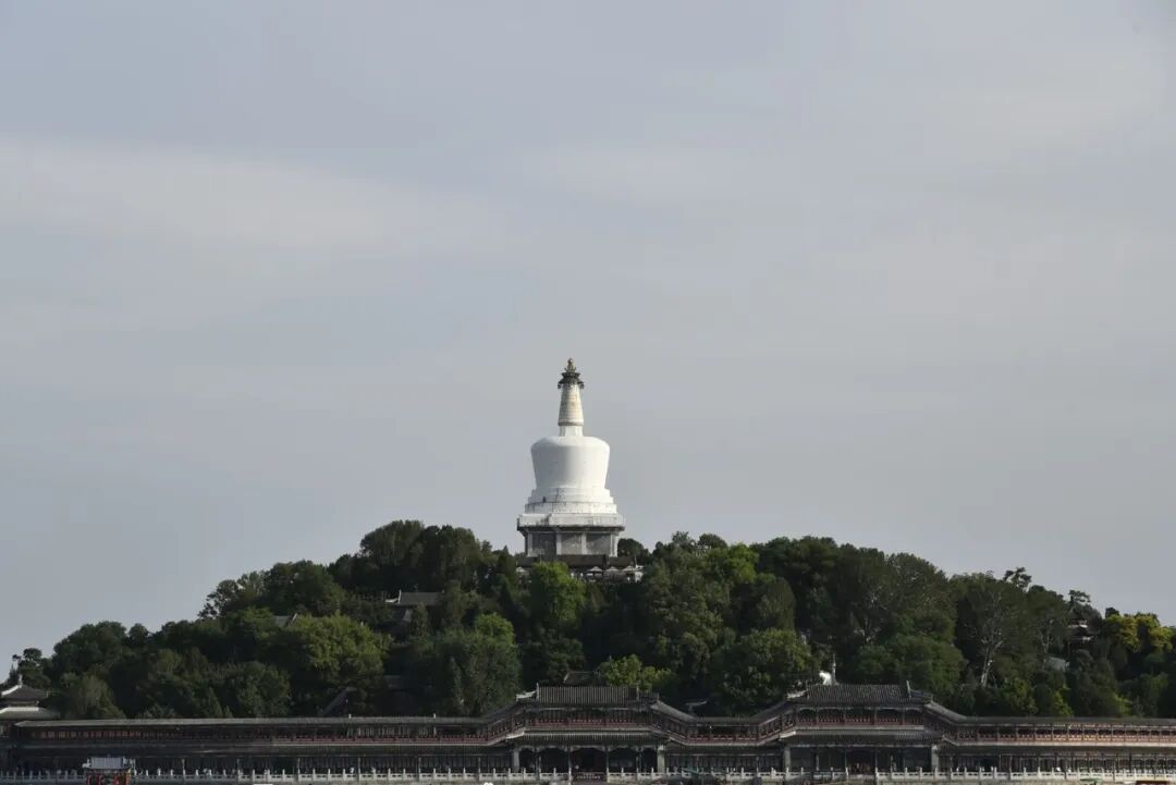 从湖对岸再看白塔，它不再是一个景点，更像这座城市的一枚坐标。