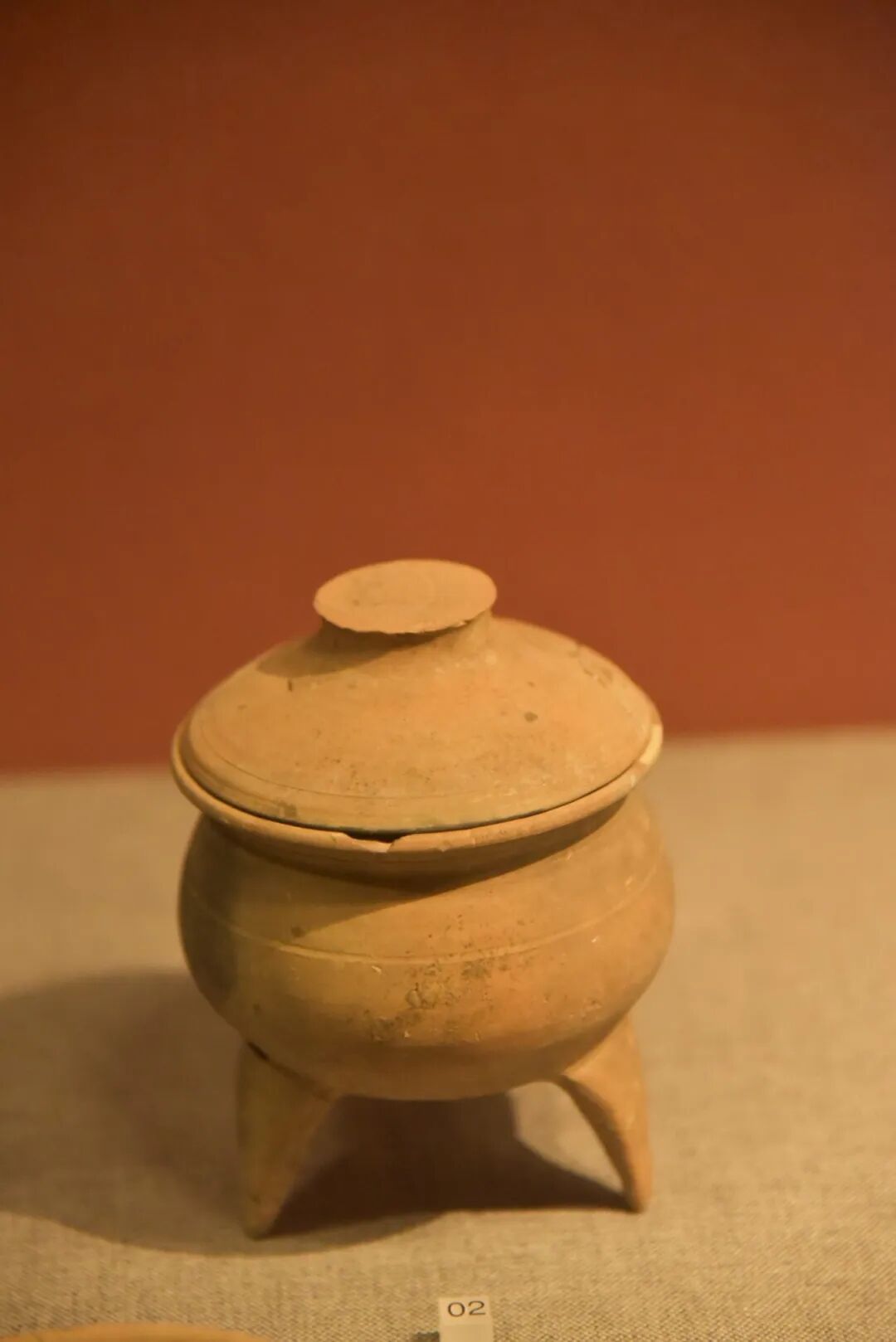 带盖三足器