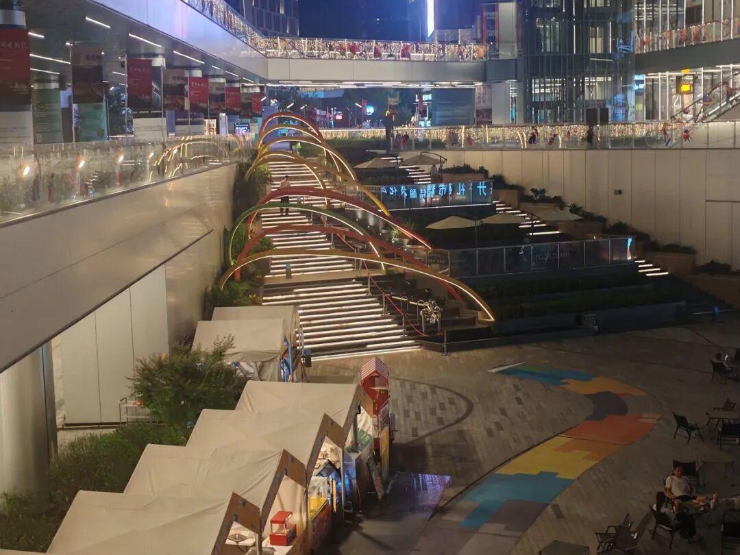 夜间广场与灯光阶梯