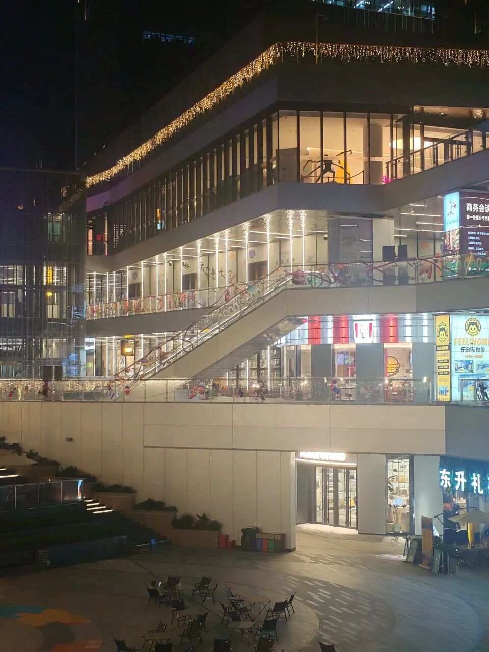 夜色中的商业街区