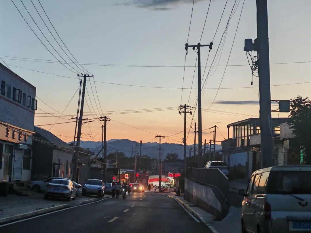 晚霞与村街远山