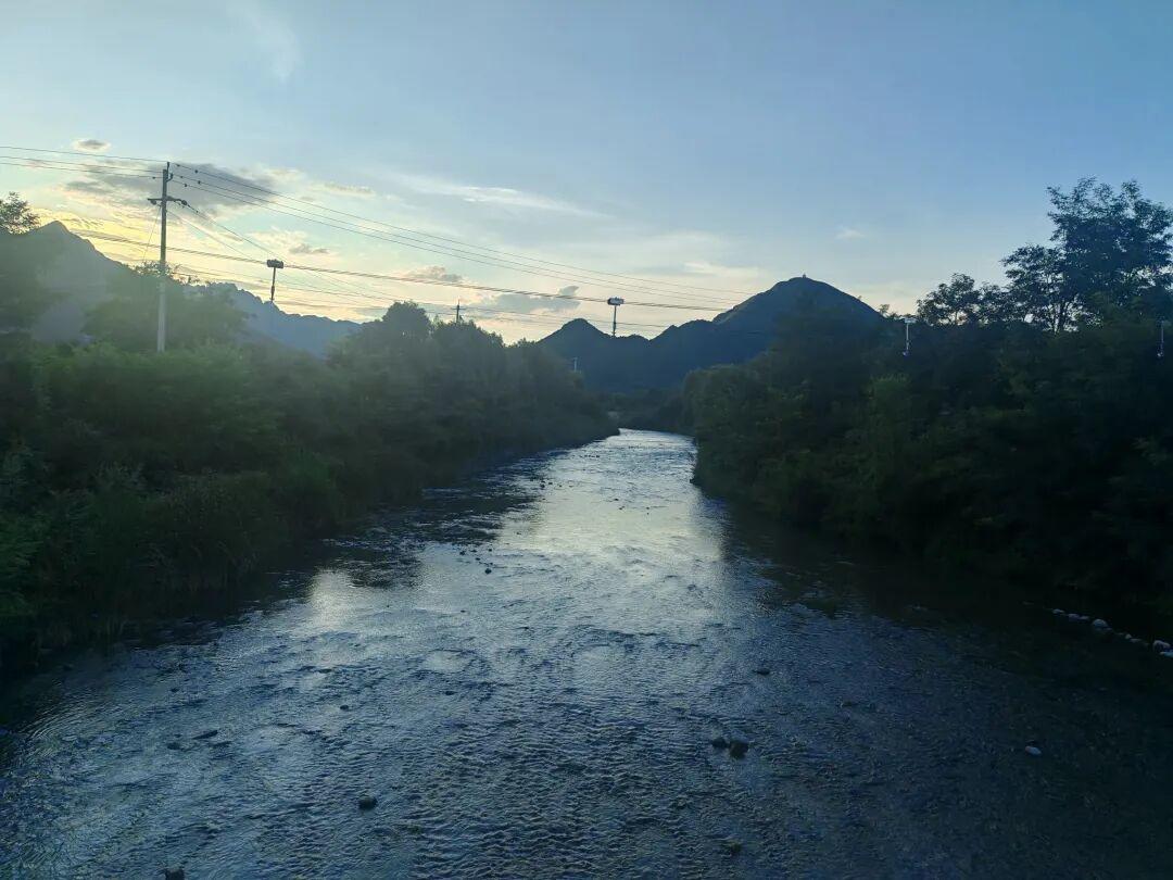暮色中的溪流与山影