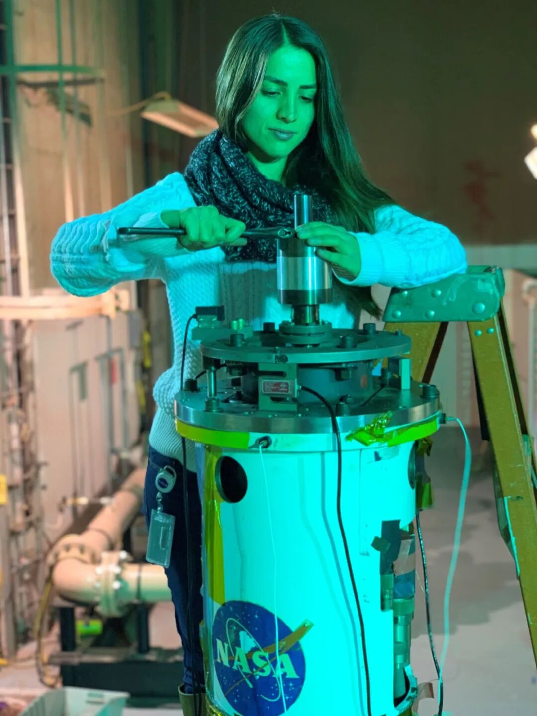 ROAMX 试验负责人 Natalia Perez Perez 在 NASA 艾姆斯研究中心装配硬件，为火星飞行条件下的试验作准备。